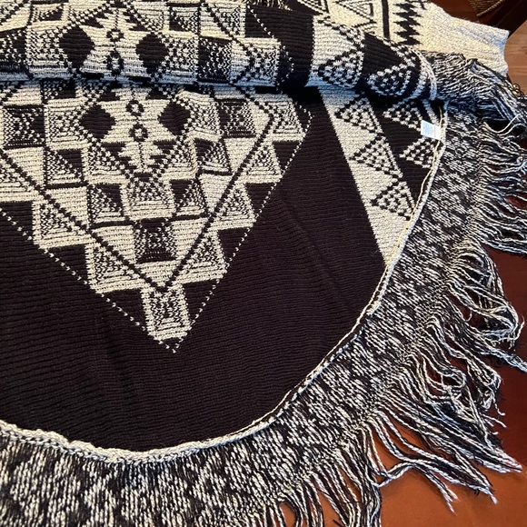 Bobeau – Fringe Poncho, Black and Tan Long - 3/4 Sleeve Crewneck Sweater - Picture 7 of 12